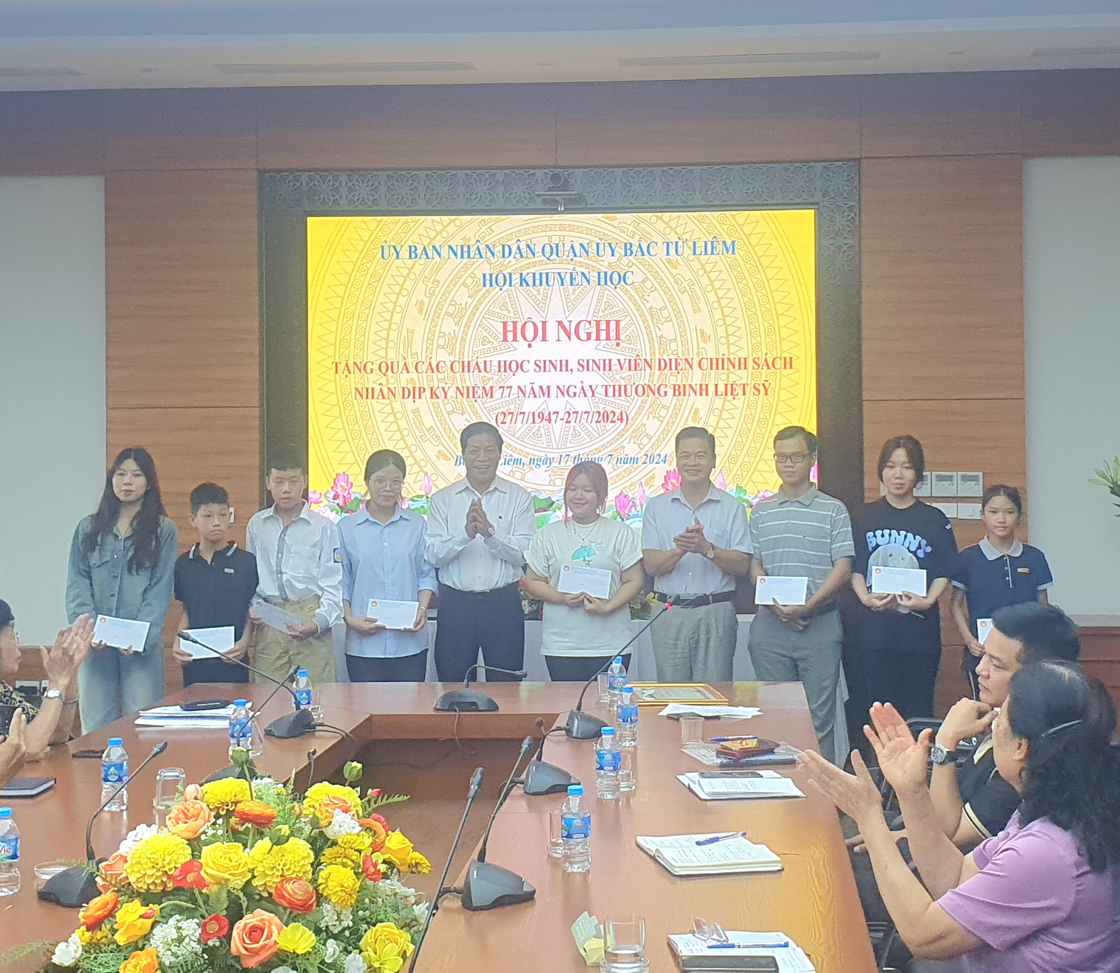 Hội khuyến học quận Bắc từ Liêm tặng quà cho con thương bệnh binh trên địa bàn quận
